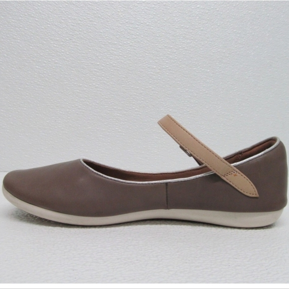 NWOB! Clarks Artisan Shoes "Feature Film" Sage Leather Mary Jane Flats Size 7.5 - Picture 1 of 9